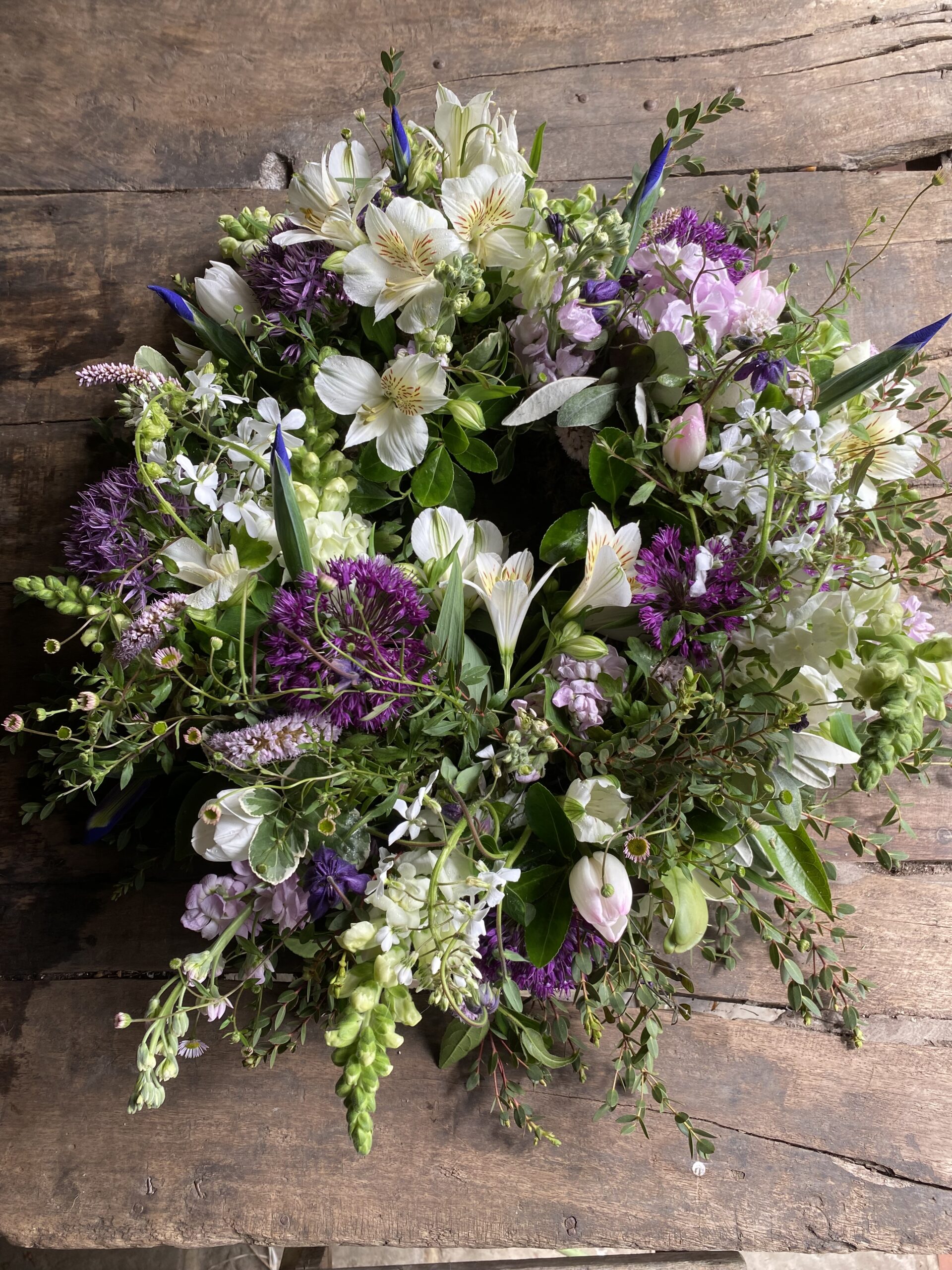 sow_pretty_funeral_wreath_06 flowers & foliage on a funeral wreath